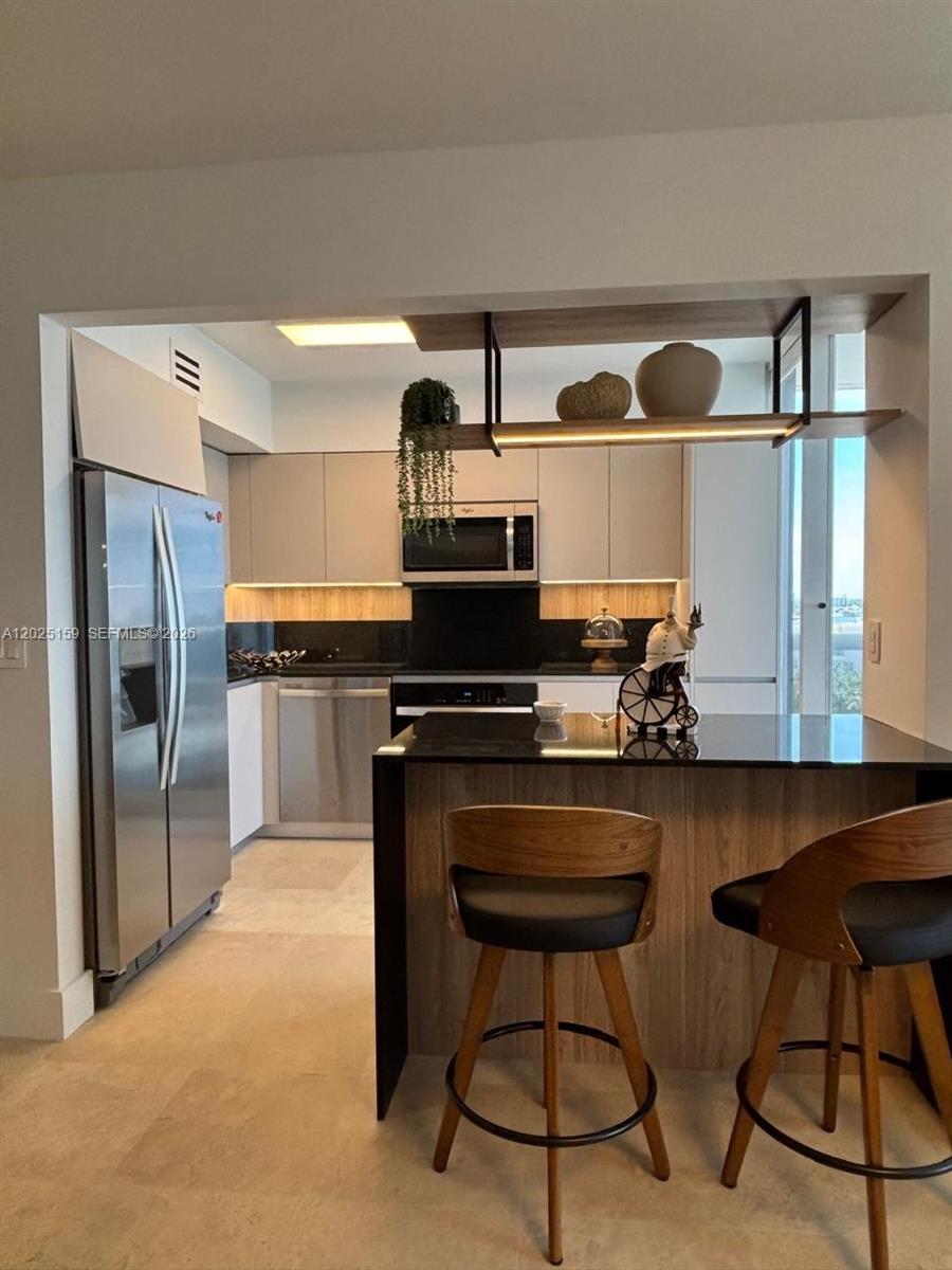 6301 Collins Ave 908