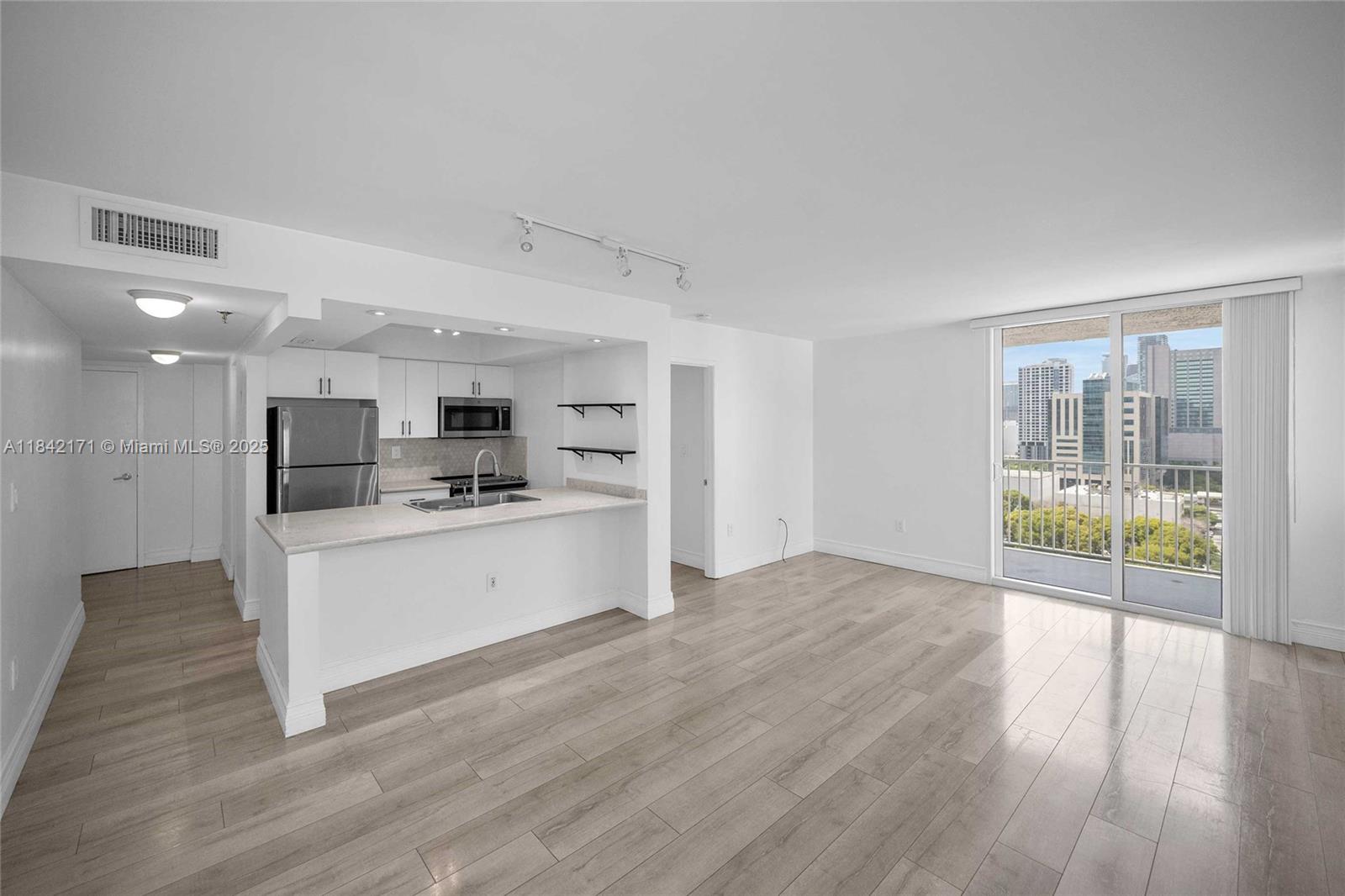 Beautiful and bright corner 2/2 unit, split plan, located in the heart of Miami Downtown in a gated community, tons of amenities and one assigned covered parking. Open kitchen with white cabinetry, SS appliances and a marvelous quartz counter. Resort style amenities include rooftop tennis courts, basketball, volley, pool, gym, library, pool table, laundry, BBQ and more. Close to highways, airport, arena, beaches, and shopping and restaurants.