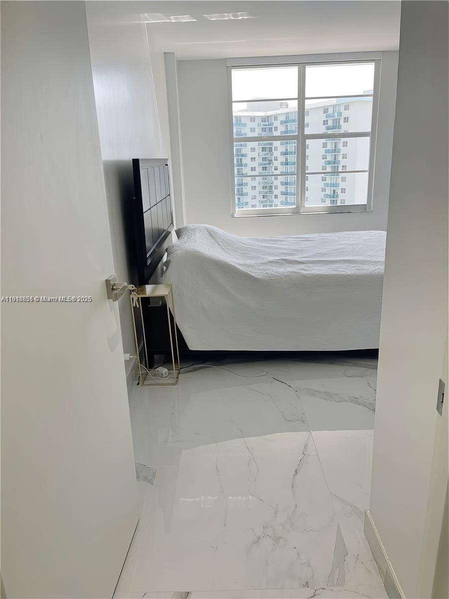 HALLMARK OF HOLLYWOOD CON - Residential