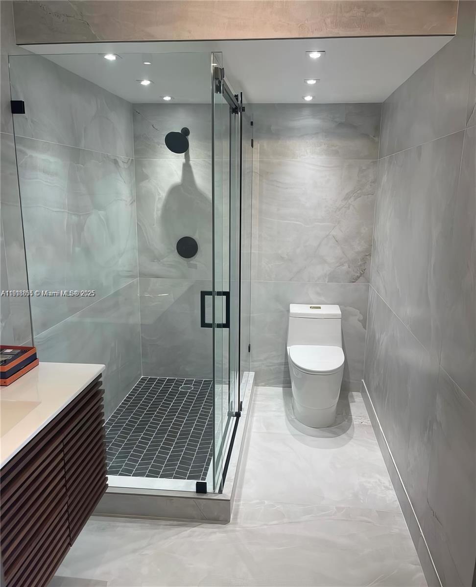 HALLMARK OF HOLLYWOOD CON - Residential