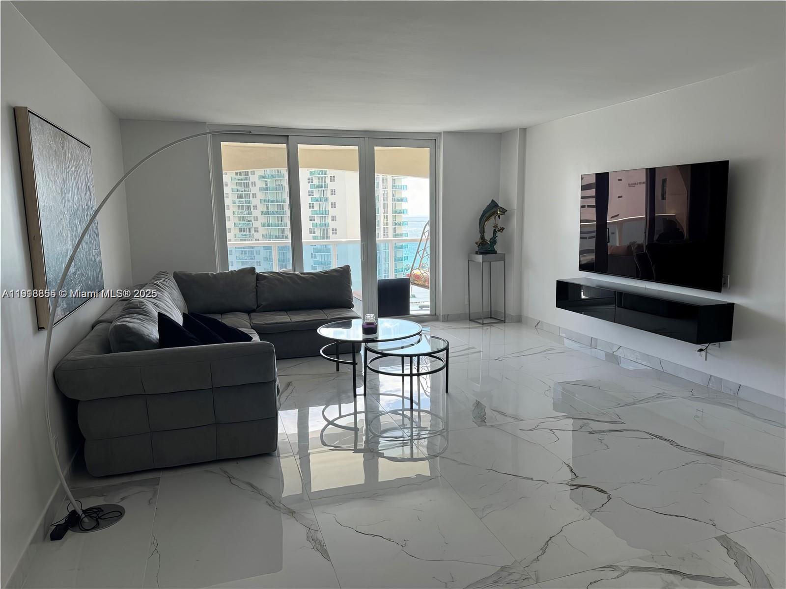 HALLMARK OF HOLLYWOOD CON - Residential