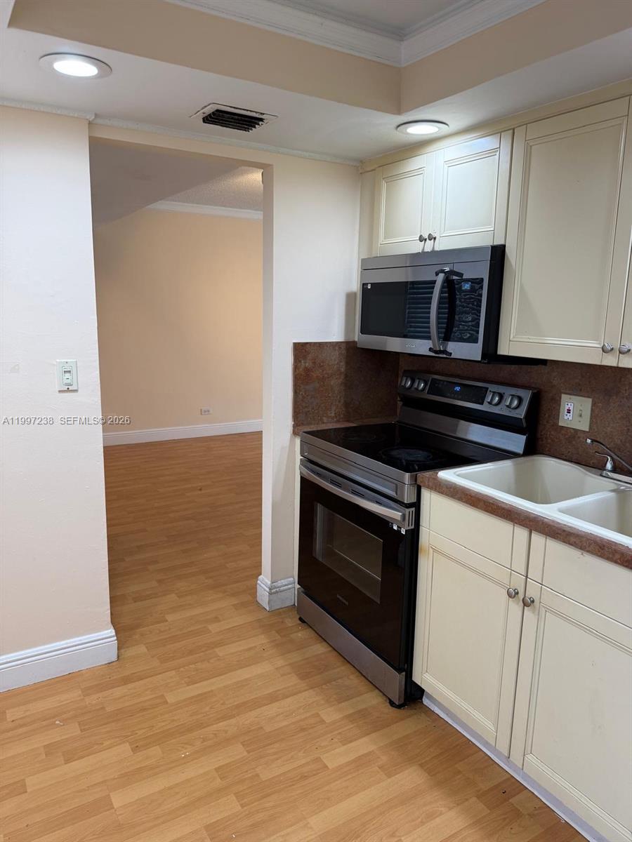 ROYAL OAKS CONDO - Residential Lease
