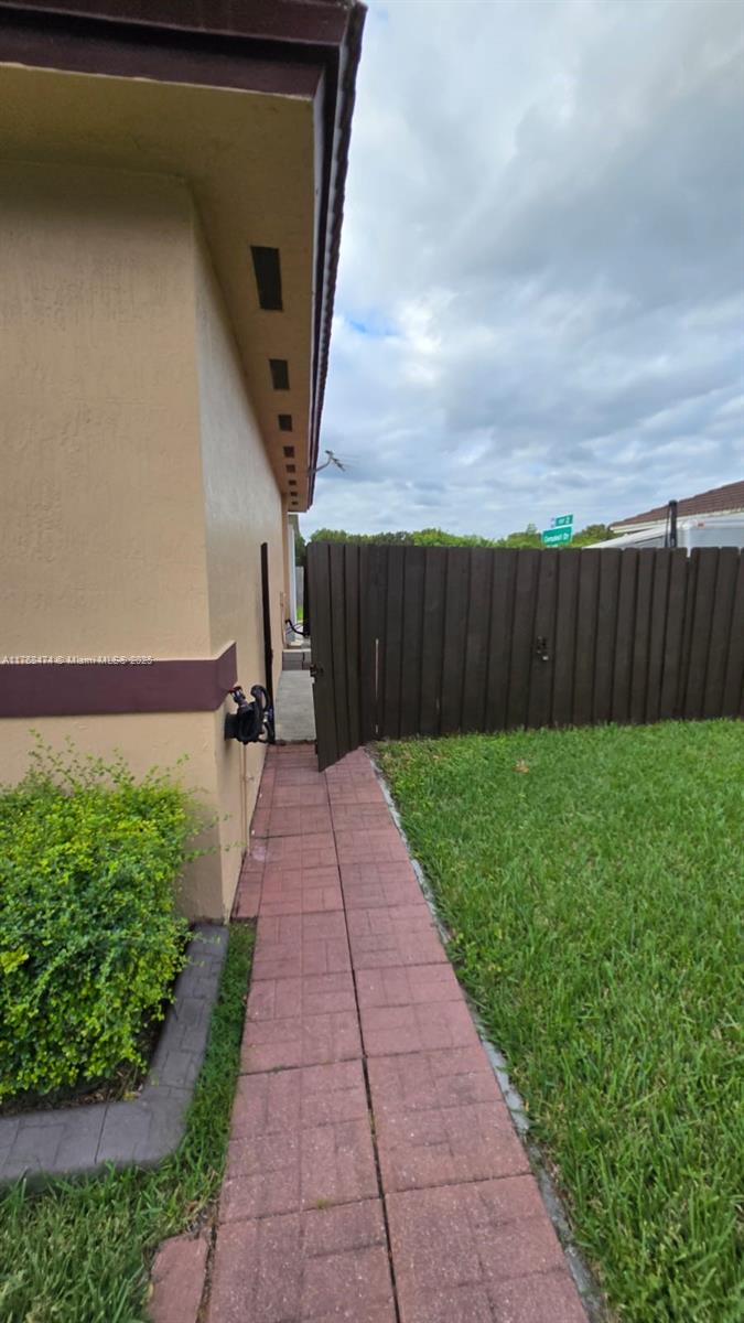 Rental Property at 604 Se 12th Ter 1, Homestead, Miami-Dade County, Florida - Bedrooms: 1 
Bathrooms: 1  - $1,450 MO.