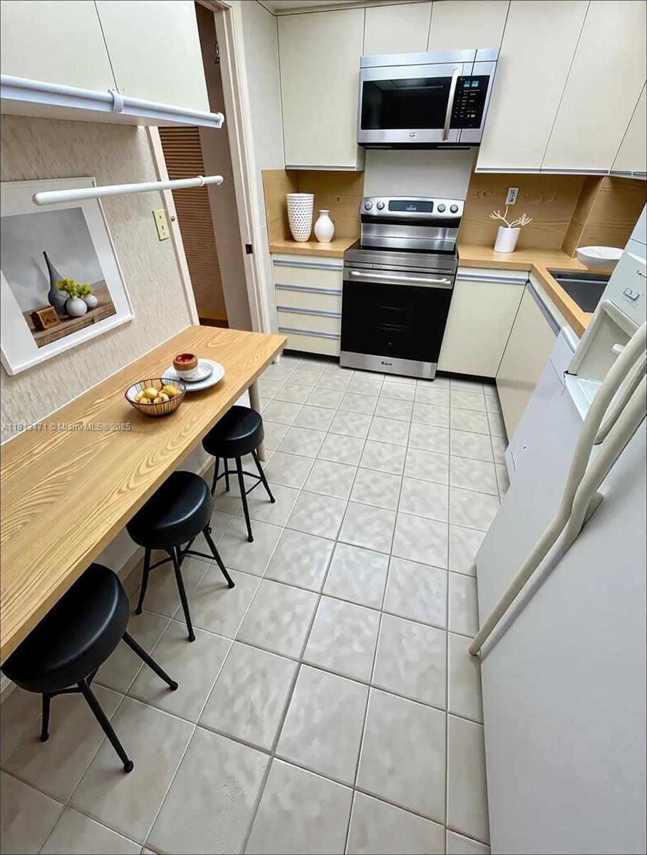 TOWERS OF QUAYSIDE CONDO - Residential