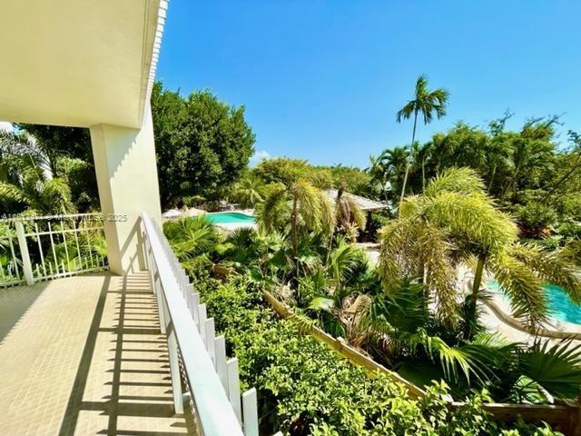 TOWERS OF QUAYSIDE CONDO - Residential