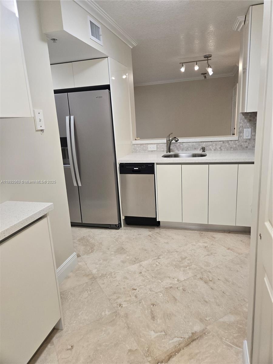 SHERIDAN BEACH CLUB CONDO - Residential Lease