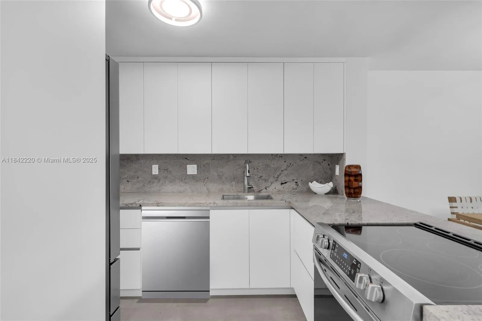 Key Biscayne, Florida 33149, United States, 2 Bedrooms Bedrooms, ,1 BathroomBathrooms,Residential,Active,173441