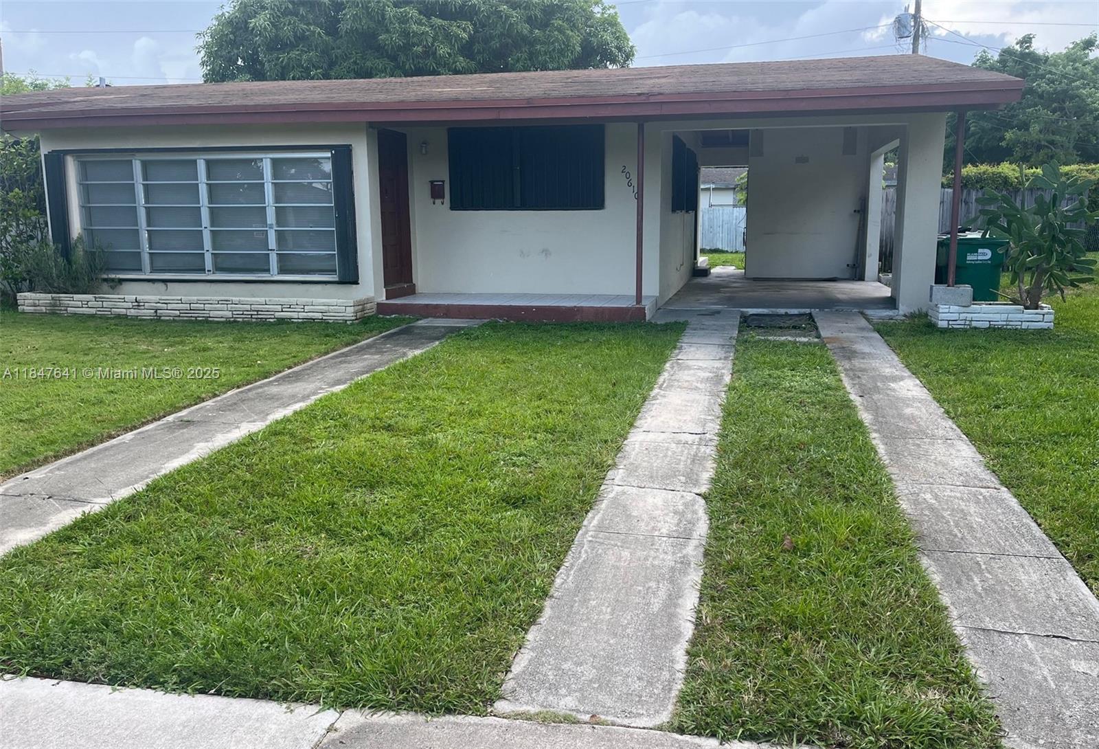 3/2 SINGLE FAMILY HOME WITH CARPORT, DETACHED LAUNDRYROOM, HUGE YARDSPACE IN A RESIDENTIAL AREA, STOVE AND MICROWAVE WILL BE REPLACED, SHOW IT & RENT IT.