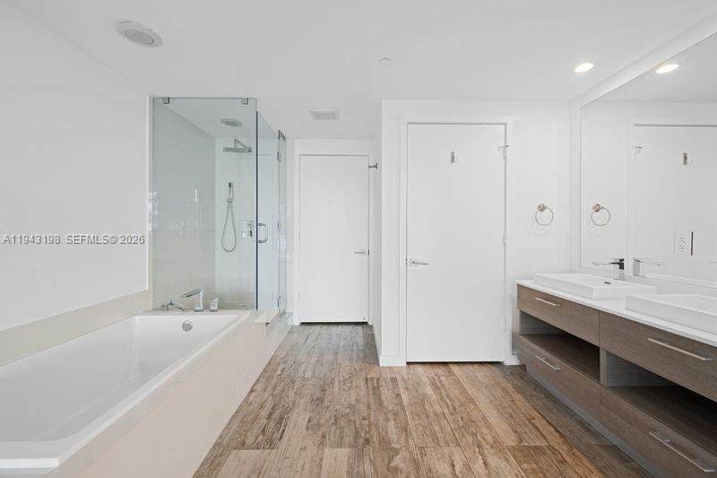 PARAISO BAY CONDO - Residential