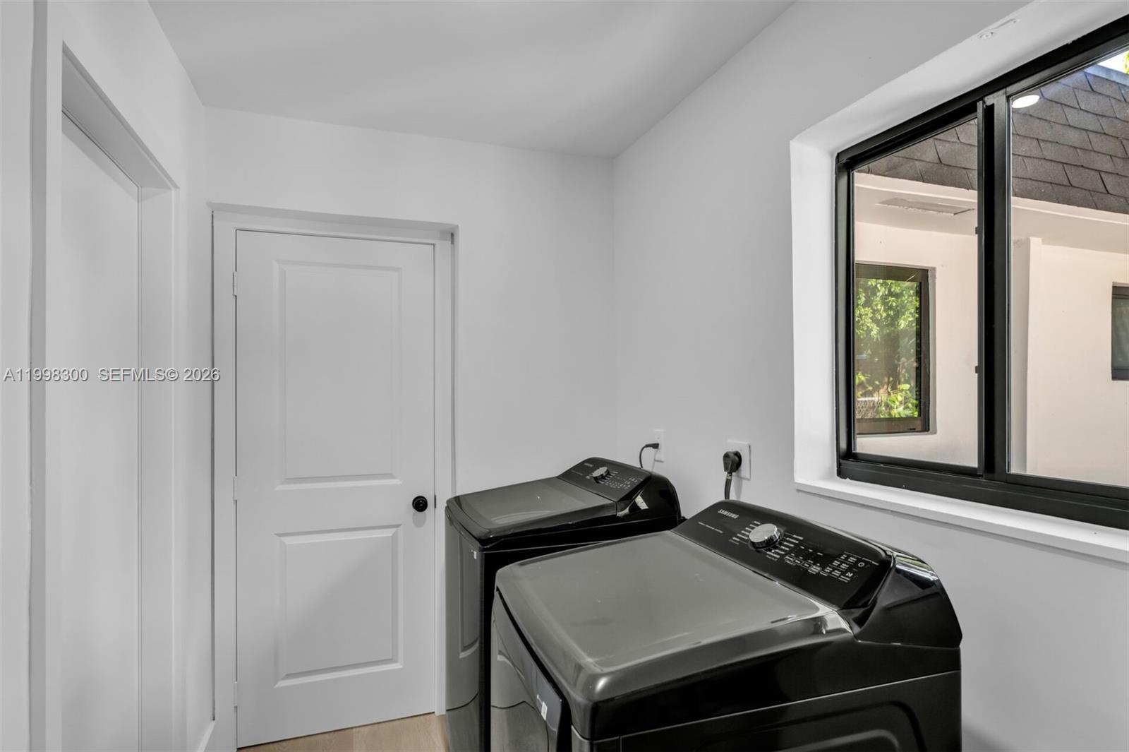 ARCH CREEKS ESTATES - Residential Lease