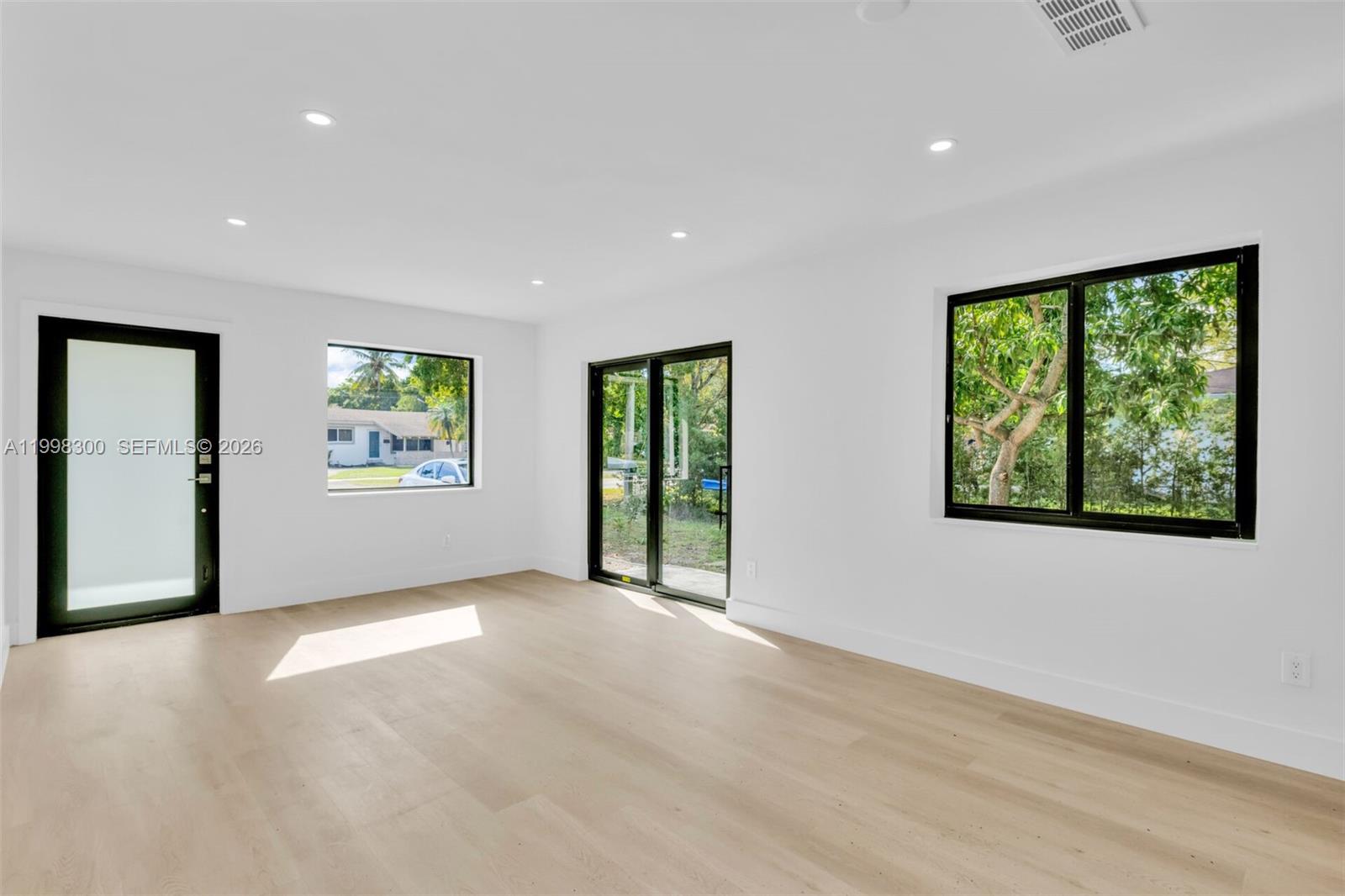 ARCH CREEKS ESTATES - Residential Lease