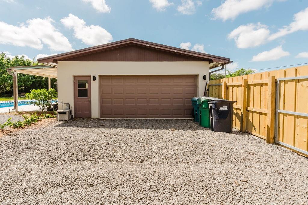 THE BANYAN DRIVE ESTATES - Residential Lease