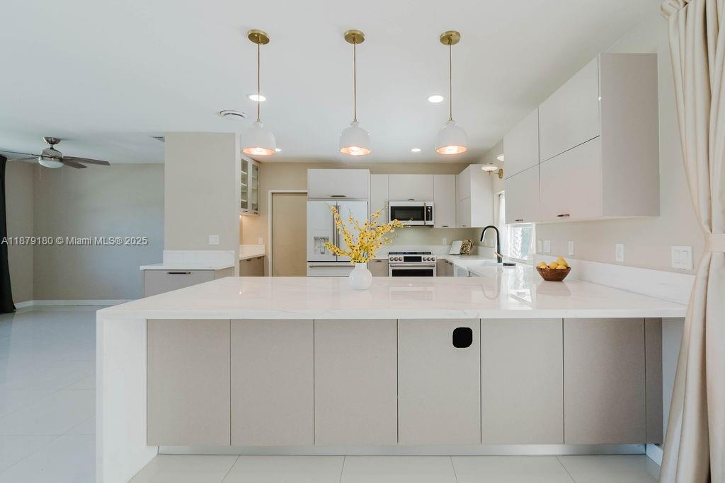 THE BANYAN DRIVE ESTATES - Residential Lease