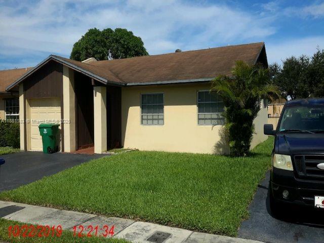 NICE AND SPACIOUS 3 BEDROOMS, 2 BATHS VILLA WITH FULL GARAGE. SCREENED IN PATIO FOR RELAXING AND FAMILY ACTIVITY.
SHOWING START 10/1/25. NEW ROOF WILL BE INSTALLED BEFORE CLOSING.
CALL FOR SHOWING INSTRUCTIONS.
ASOCIATION FEE INCLUDE LAWN MAINTENANCE.