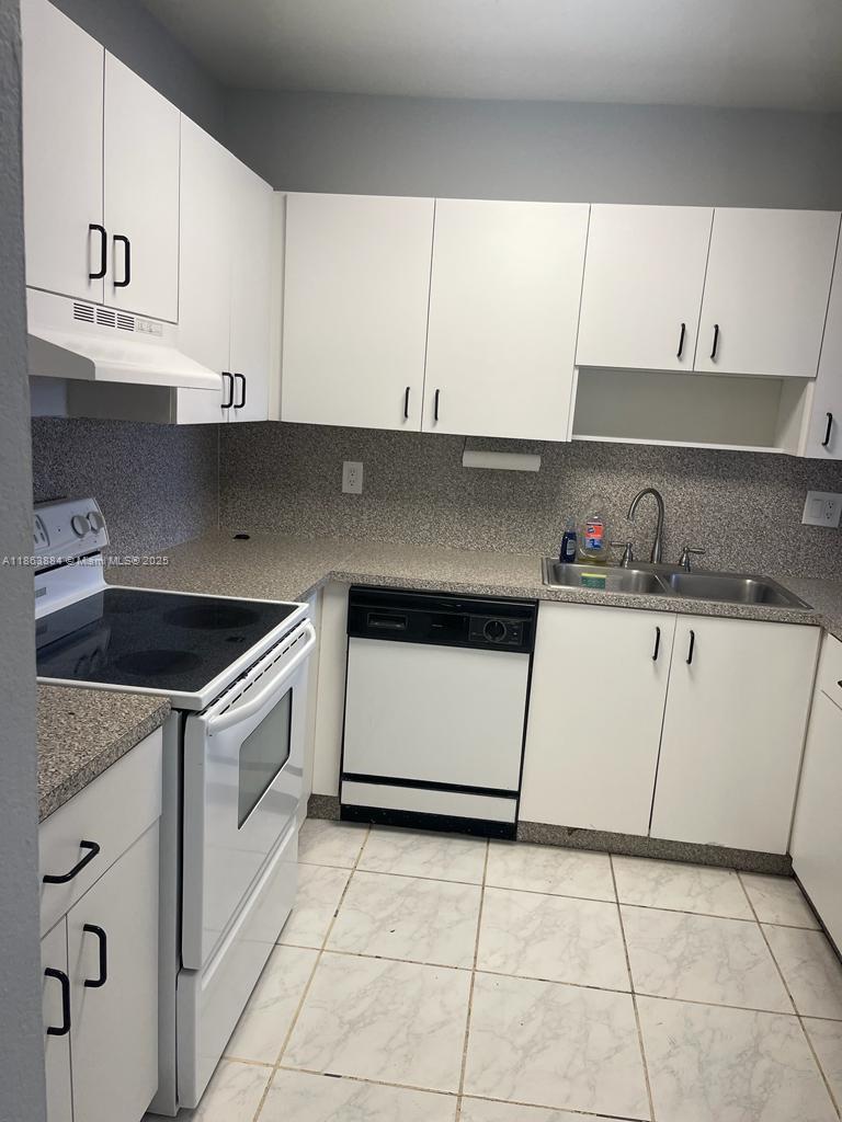Beautiful 1 bedroom apartment on the 3 floor in the heart of Hialeah. Freshly painted, With Modern Kitchen, update bathroom, and private balcony. bright living spaces. Includes 1 assigned parking space. Plus washer and dryer inside the unit
Community has pool, tennis court
Excellent location near shops, restaurants, schools, and major highways. Move-in ready. Easy to show
Available September 1