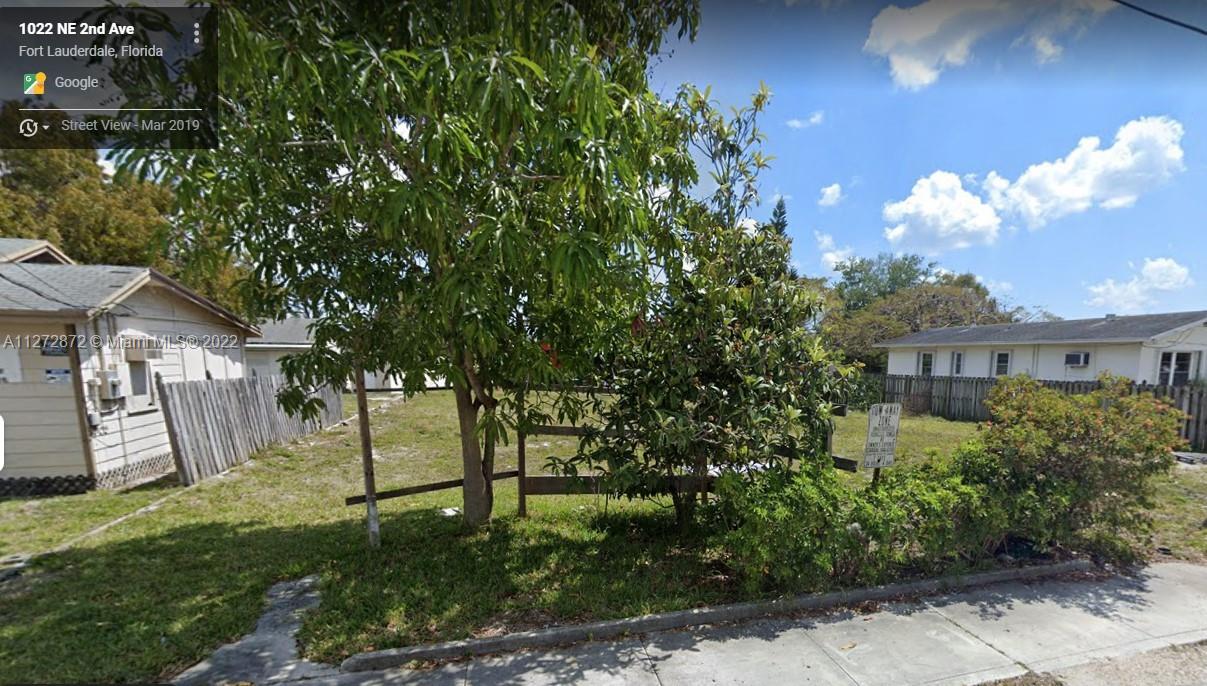 GREAT OPORTUNITY FOR INVESTORS, VACANT LOT READY TO BUILD 3 TOWNHOUSES EACH ONE WITH 2,000 SQFT UNDER A/C WITH 2 CAR GARAGE, 2 STORY UNITS, LOCATION!!!LOCATION!!!. COMPARABLES 1,200,000 EACH UNIT. GREAT OPPORTUNITY