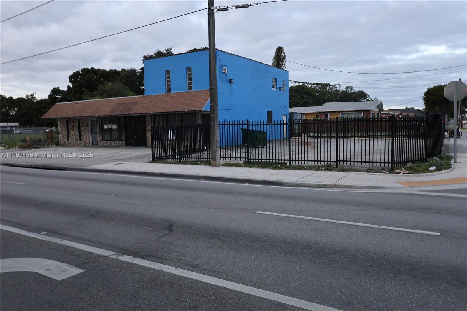 Main image without alt text