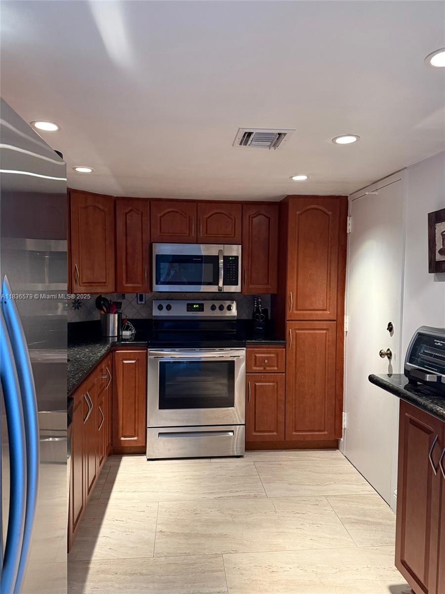 500 Bayview Dr PH-18, Sunny Isles Beach, FL, 33160/$330,000 3 500 Bayview Dr PH-18