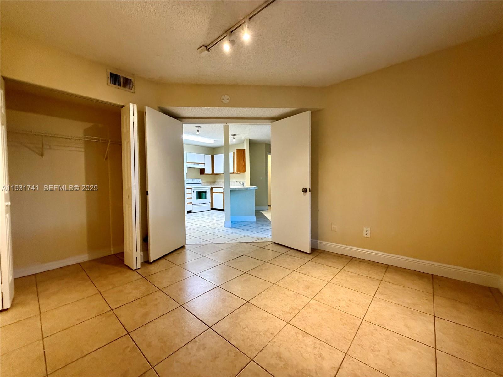 WINDWARD LAKES CONDO - Residential Lease