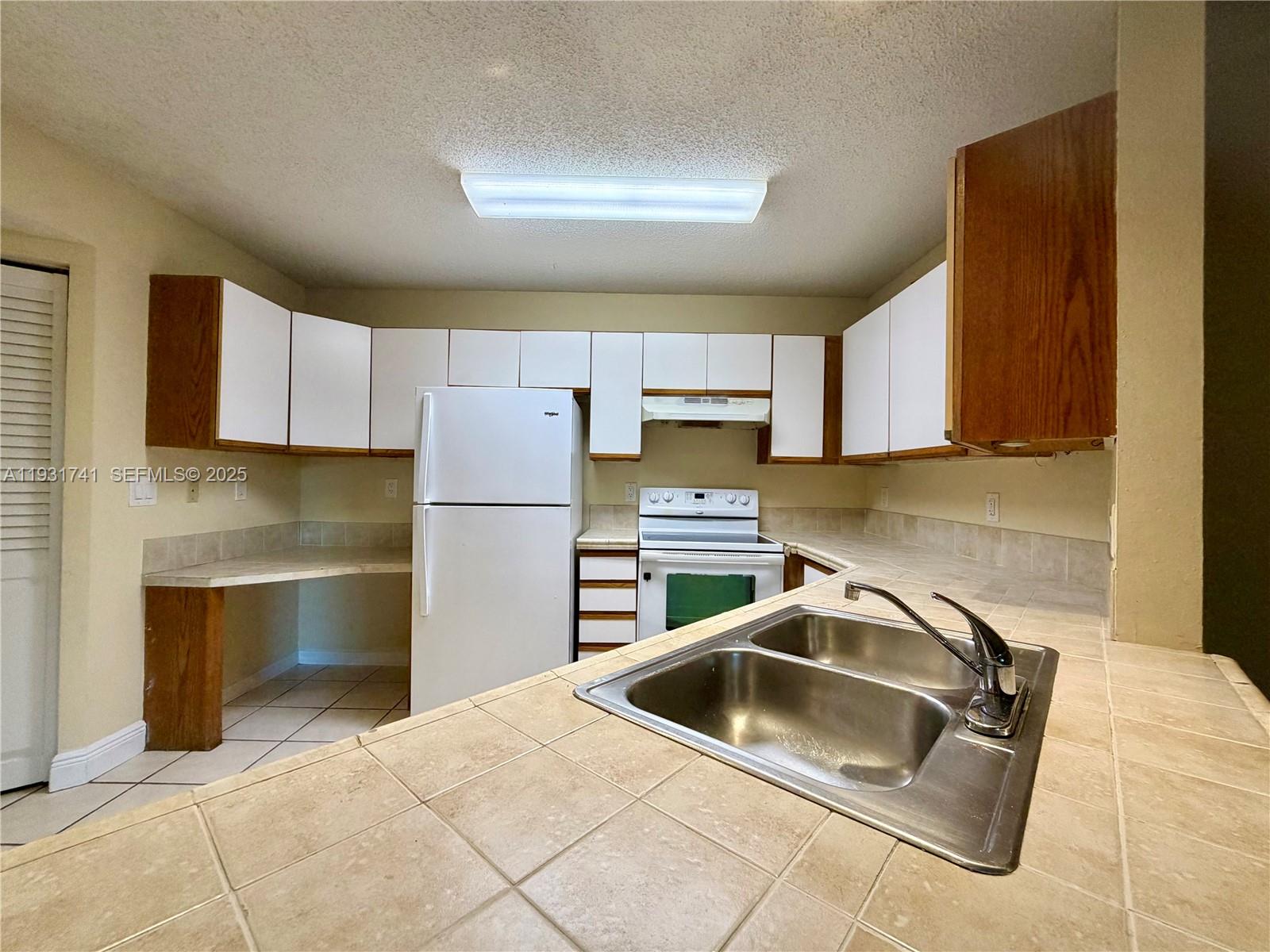 WINDWARD LAKES CONDO - Residential Lease
