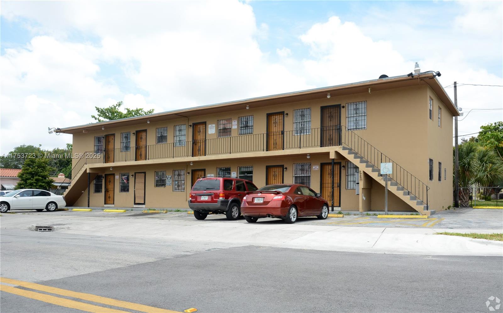 Trophy Income Producing asset consisting of 10 units, all of which are
1 Bed / 1 Bath. The property needs some renovations which in turn can
increase rents.
• Easy Value-Add
• Strategic Corner Location
• Split A/C
• Below Market Rent Rates
• Stable Long Term Tenants
• Completed its 50 Years Recertification