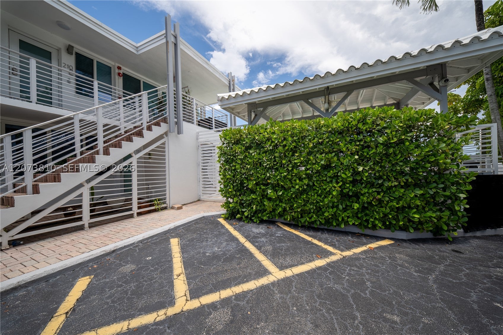 405 N Hibiscus Dr 202