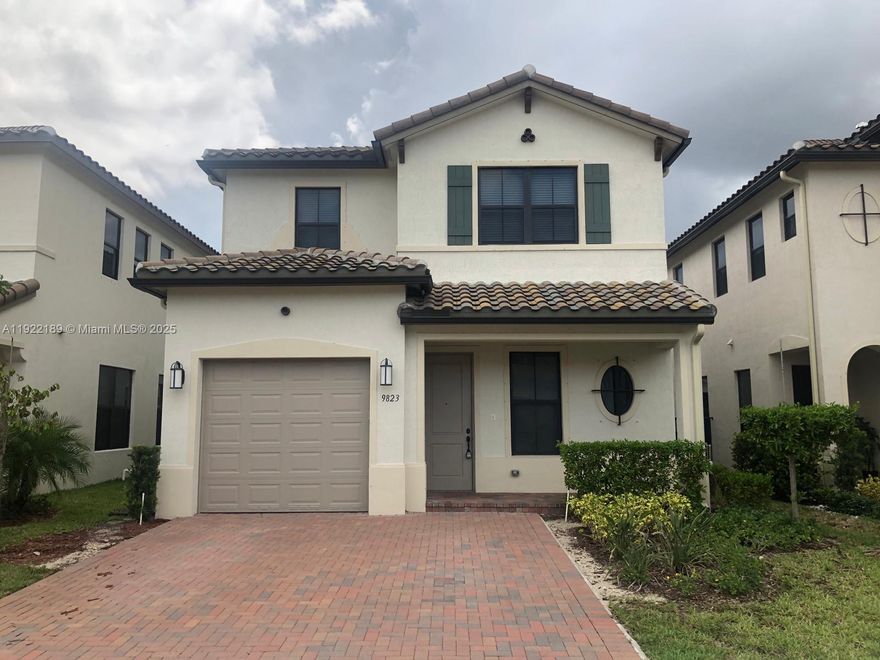 Like new, huge single-family home in the exclusive gated Bonterra community. The house features 2908 SF 3
bedrooms and 2.5 bathrooms with an oversized master suite, NO CARPET!!!! , loft, covered patio, downstairs laundry room with cabinets, modern open floor plan. Kitchen with granite countertop and maxi cabinets. Ceilings 10", lots of windows and natural light, 1 car garage plus three more parking spaces. Espectacular clubhouse, pool, gym, and more. Great location and A+ Miami Lakes schools. Inverness Model.