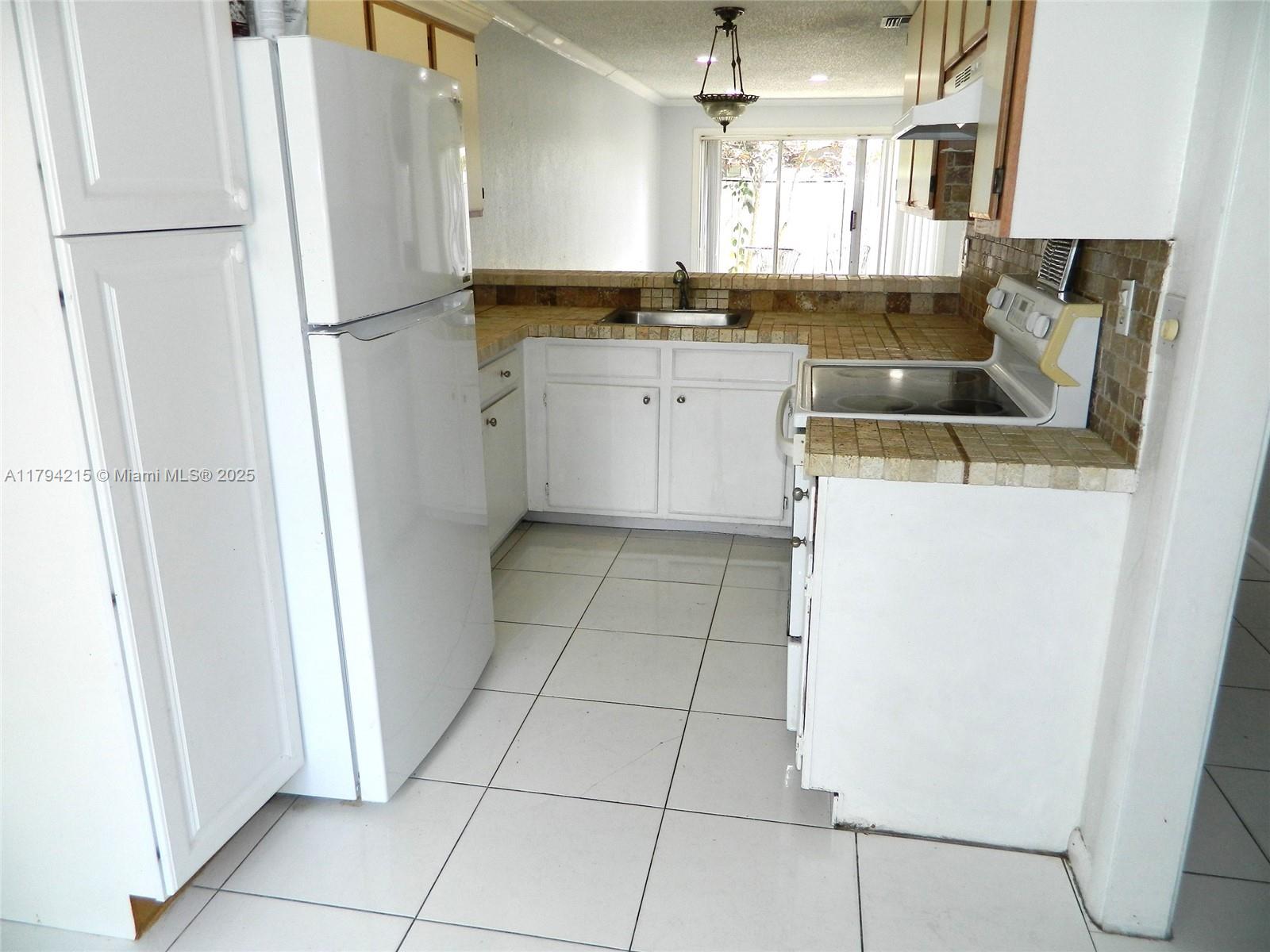 899 Crystal Lake Dr 899