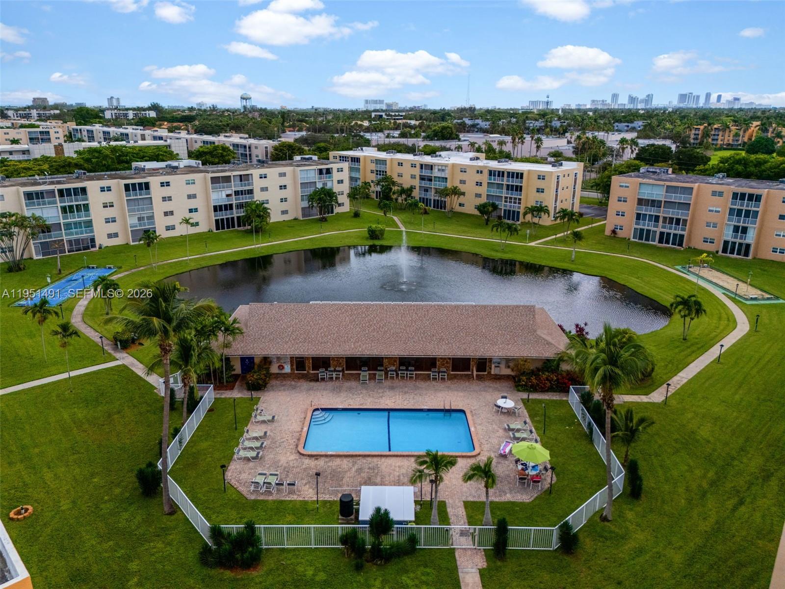 MEADOWBROOK LAKES CONDO - Residential
