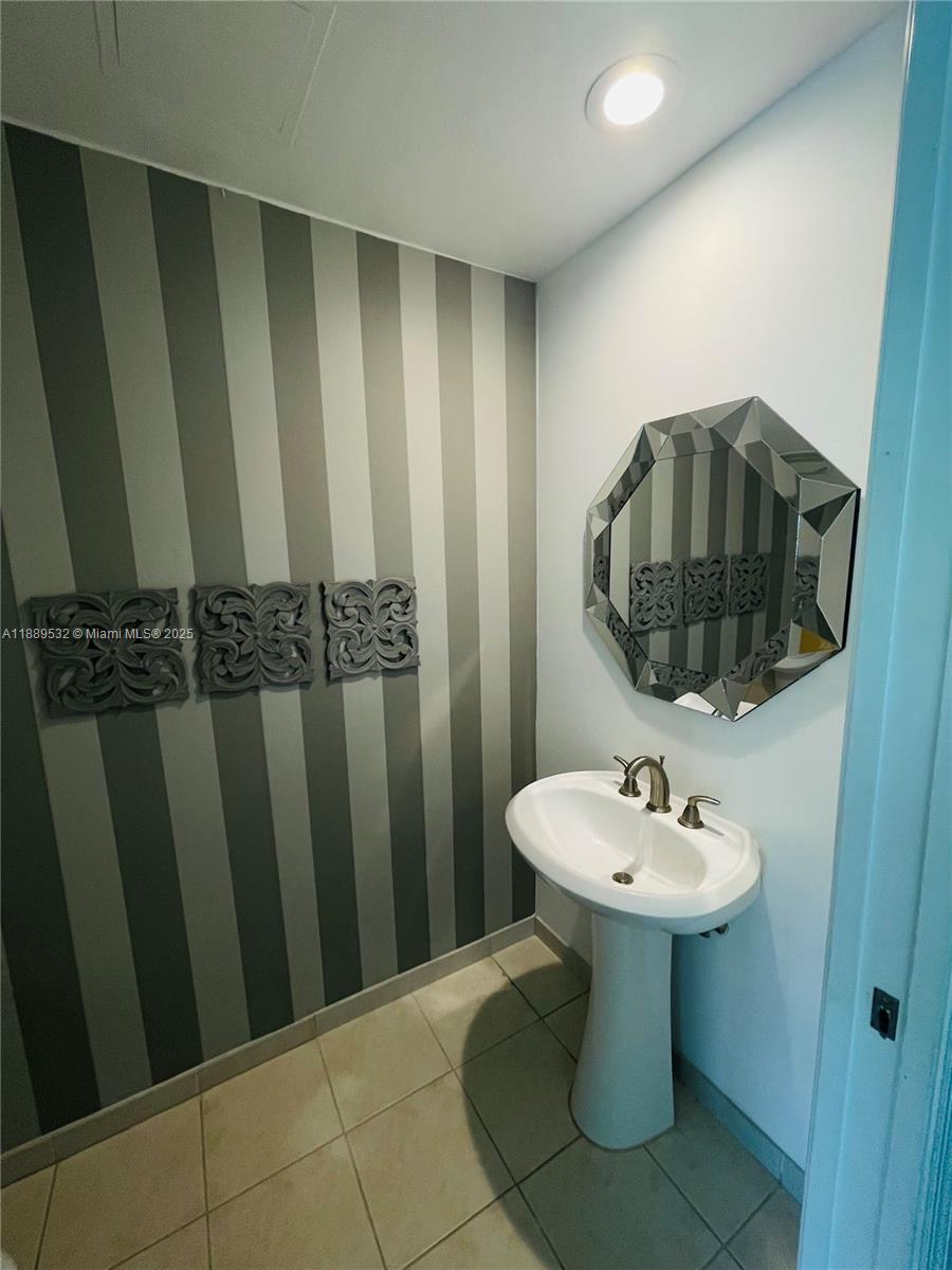 THE OAKS I CONDO - Residential Lease