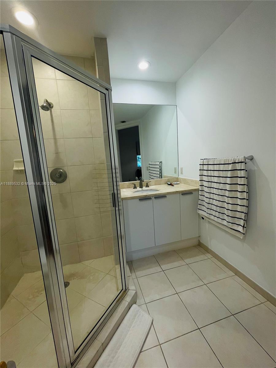 THE OAKS I CONDO - Residential Lease
