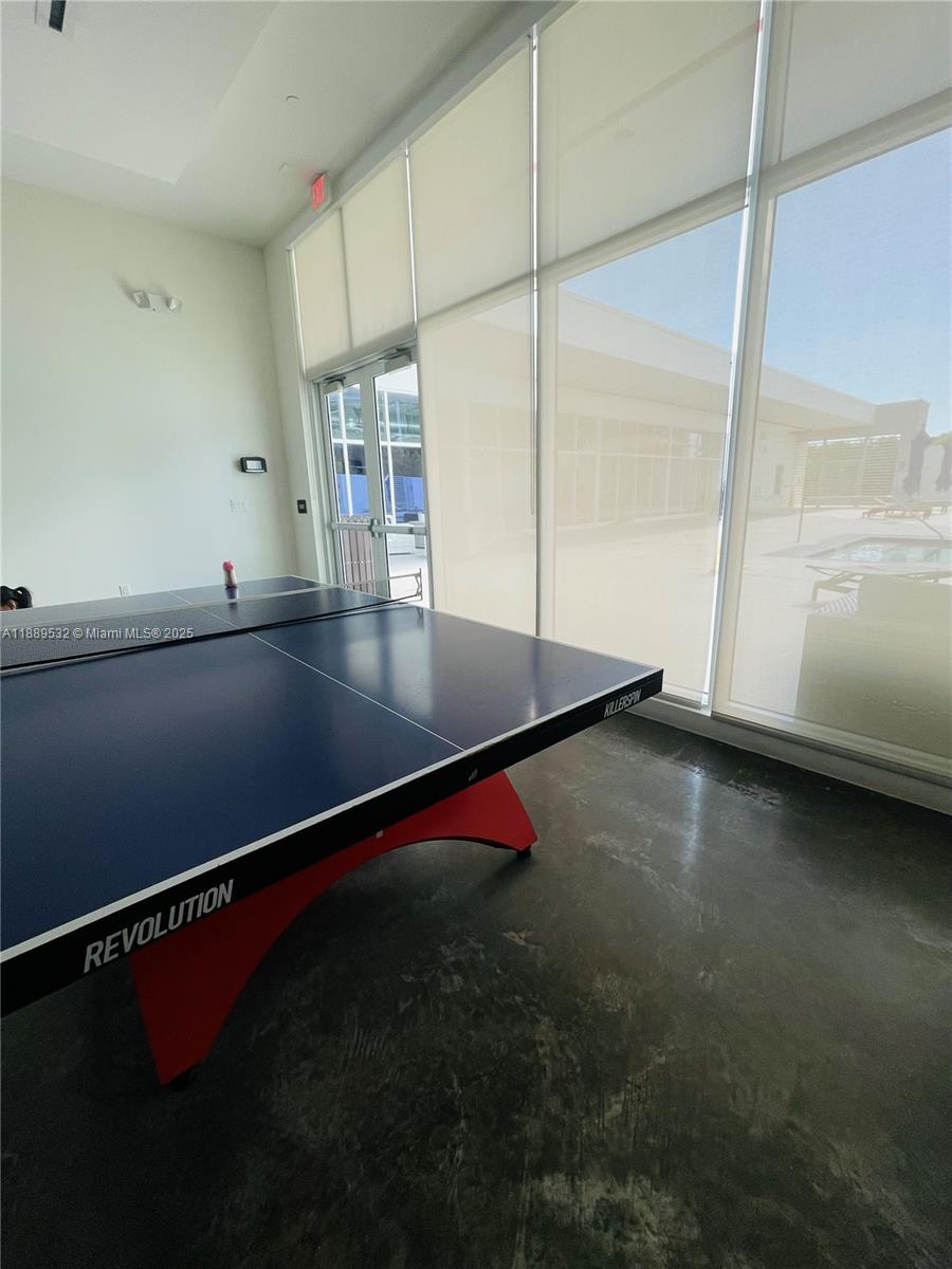 THE OAKS I CONDO - Residential Lease