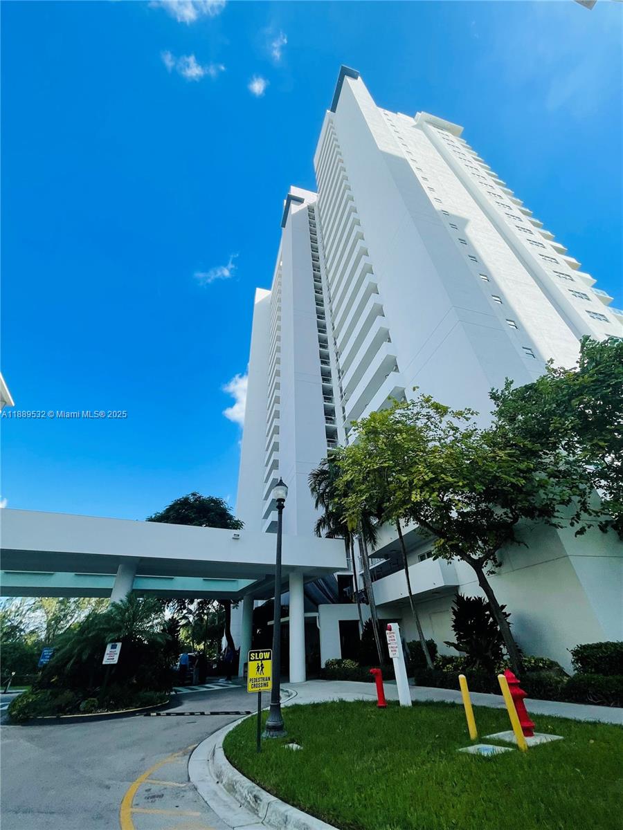 THE OAKS I CONDO - Residential Lease
