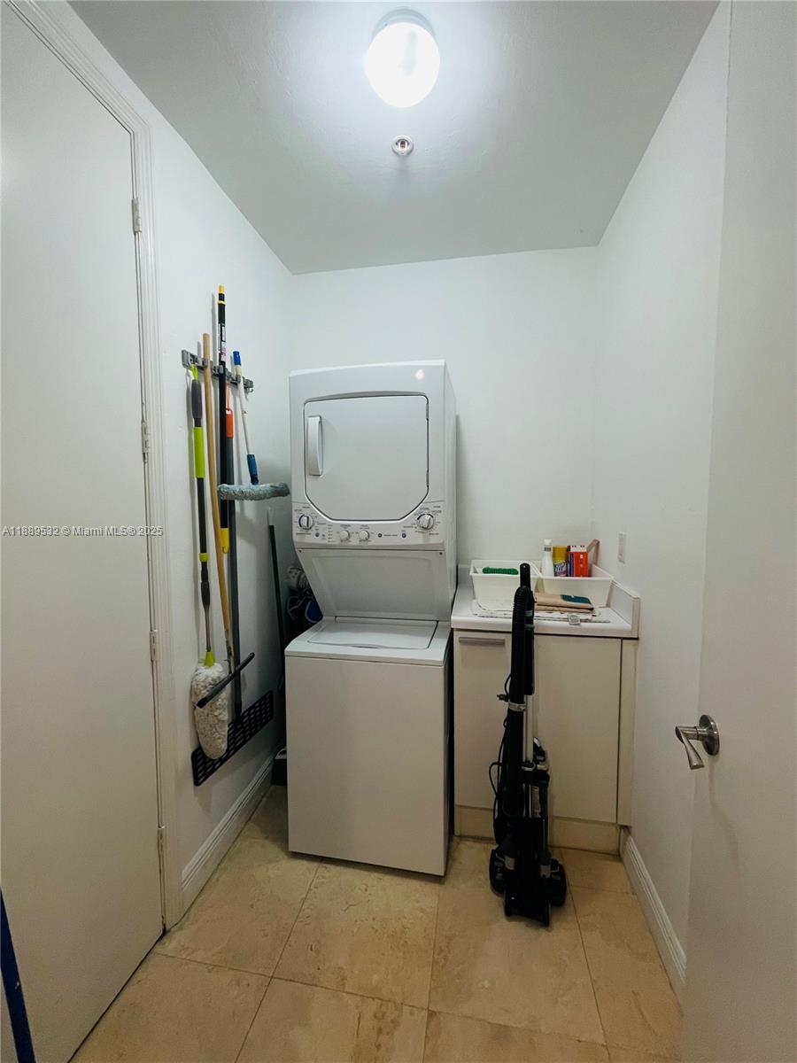 THE OAKS I CONDO - Residential Lease