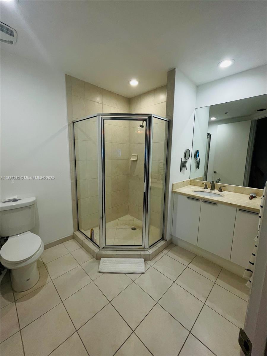 THE OAKS I CONDO - Residential Lease