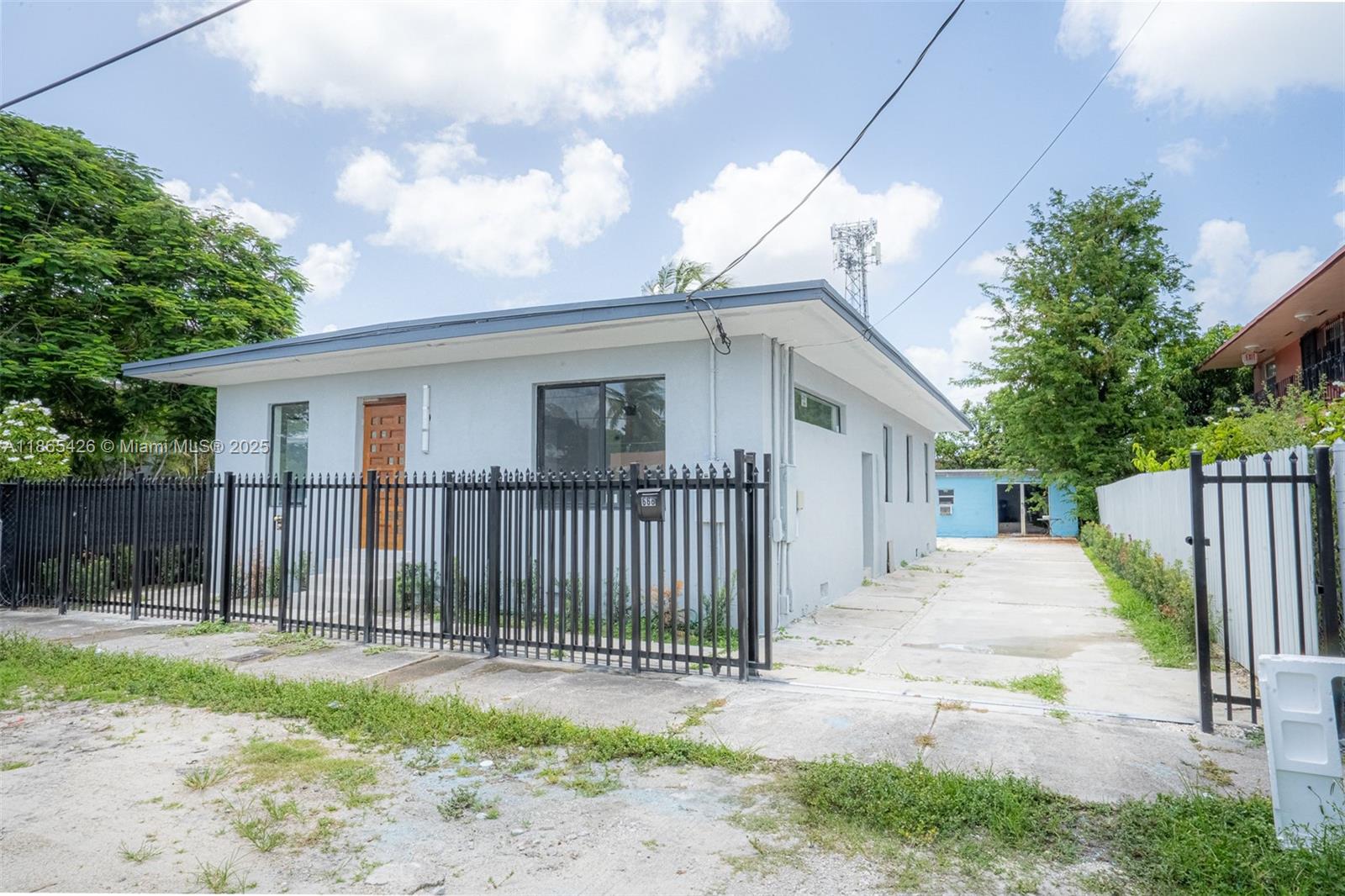 Main image without alt text