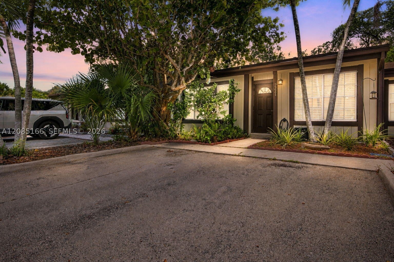 2221 Buttonwood Ave