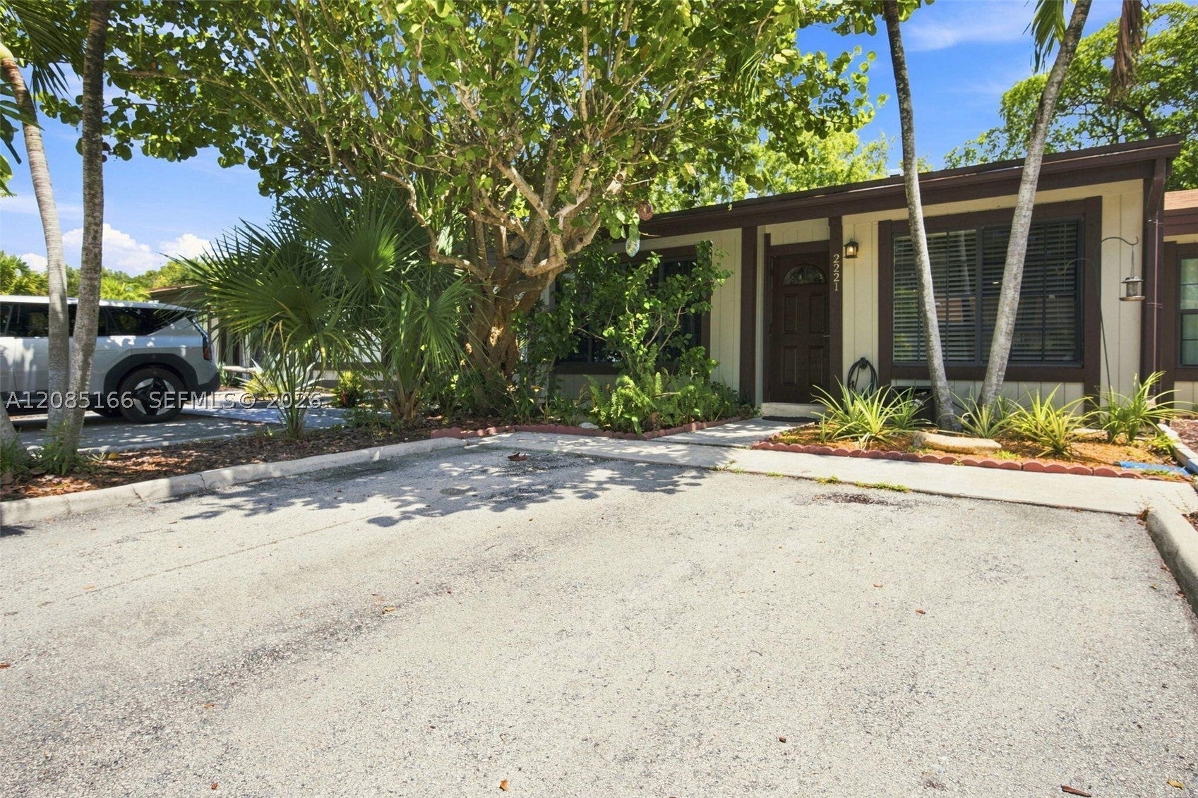 2221 Buttonwood Ave