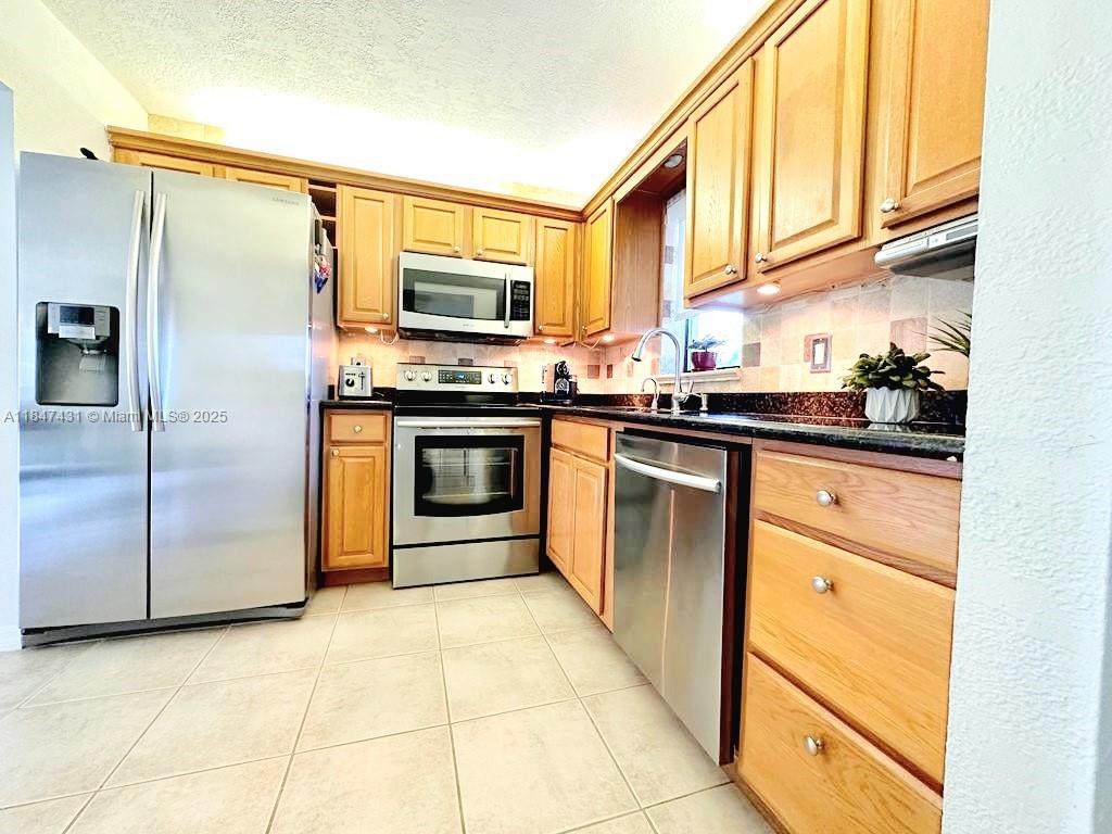Beautifully remodeled 1st floor unit, open floorplan with a garden view. Great location, Hammock pointe elementary, Olympic High School and Eagles middle School, Kitchen features granite countertops and backsplash, stainless steel appliances, new doors, new light fixtures, updated bathrooms and floors, electric shades in all windows, custom made walking closets, huge back yard. The tenant only pays for electric. Included in rent Water, basic cable and high speed internet and trash removal. Community pool, tennis courts & HD security cameras. No Pets allowed per HOA Rules. All Ages Community. One reserved parking and plenty of guest parking around. mailboxes are in secured lobby. HD security cameras all around building.
