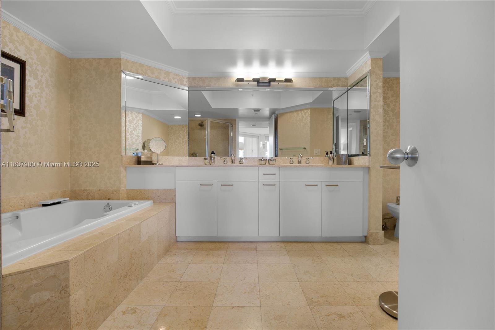 SOUTH TOWER AT THE POINT - Residential