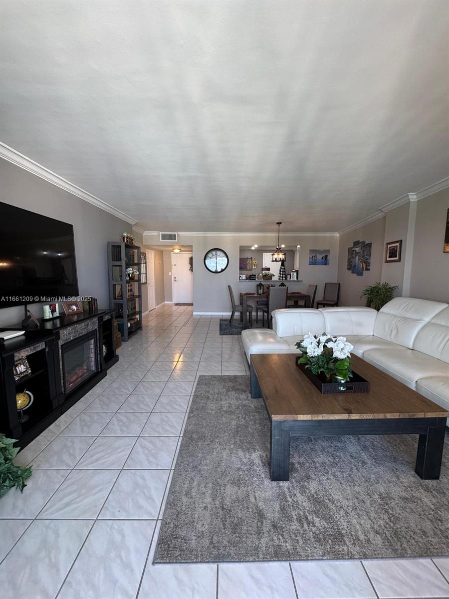 HALLMARK OF HOLLYWOOD CON - Residential