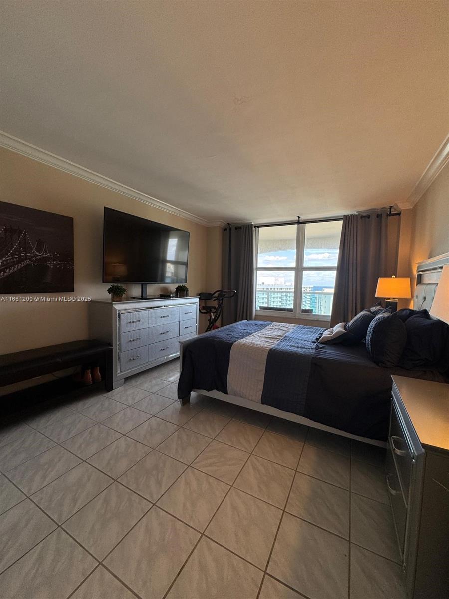 HALLMARK OF HOLLYWOOD CON - Residential