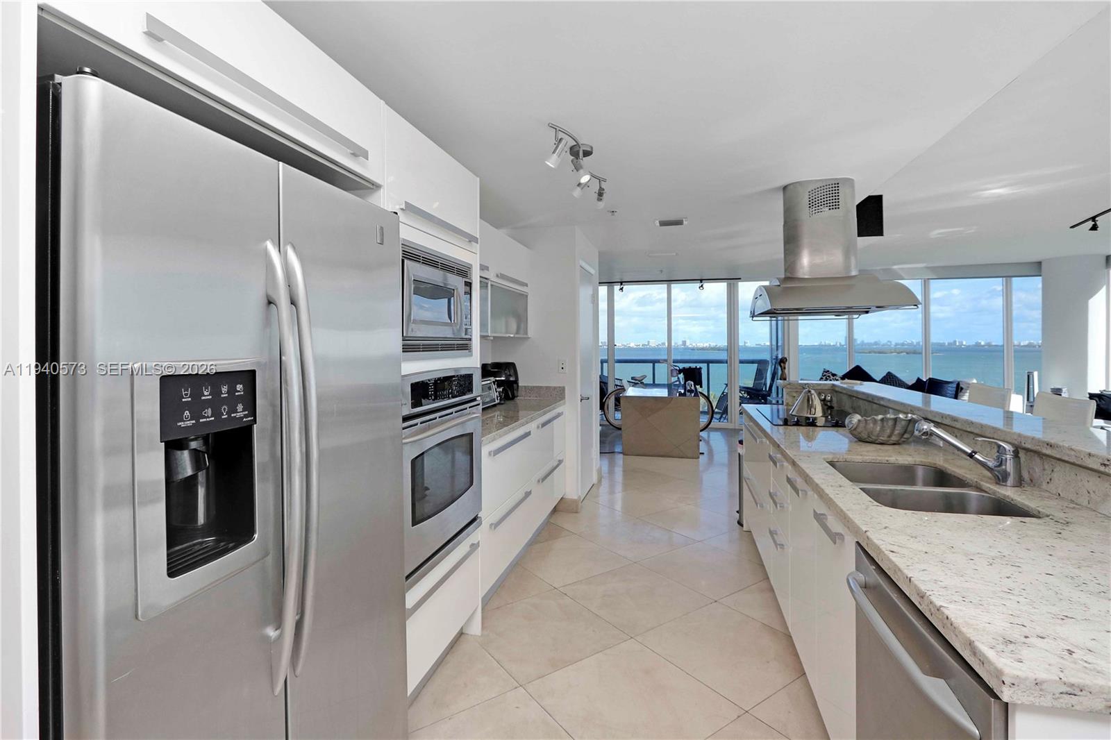 BLUE CONDO - Residential