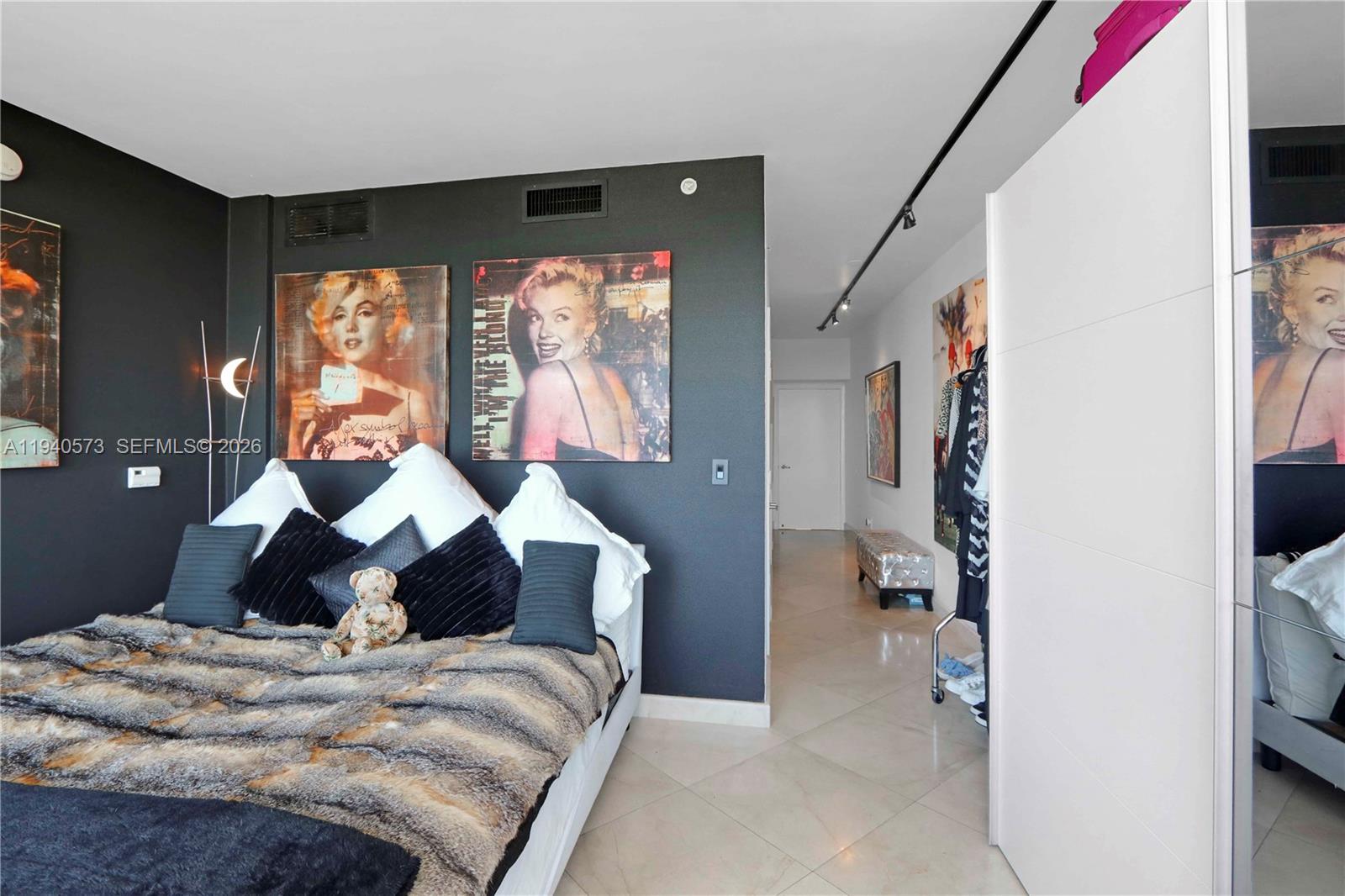 BLUE CONDO - Residential