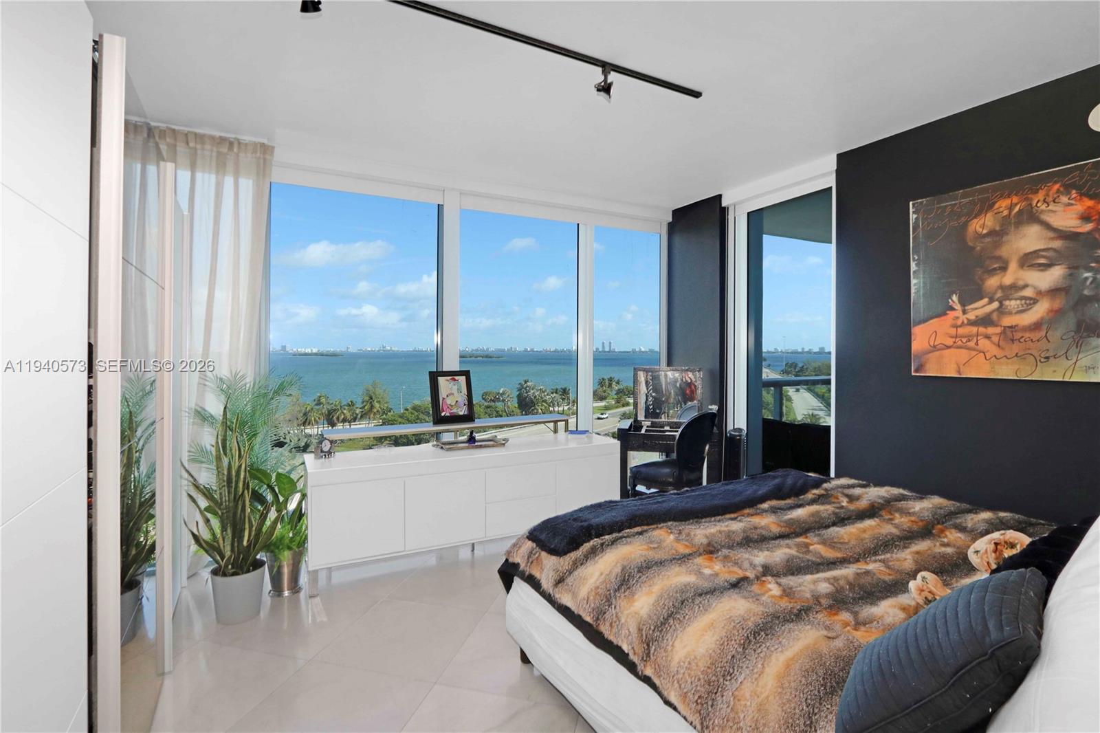 BLUE CONDO - Residential