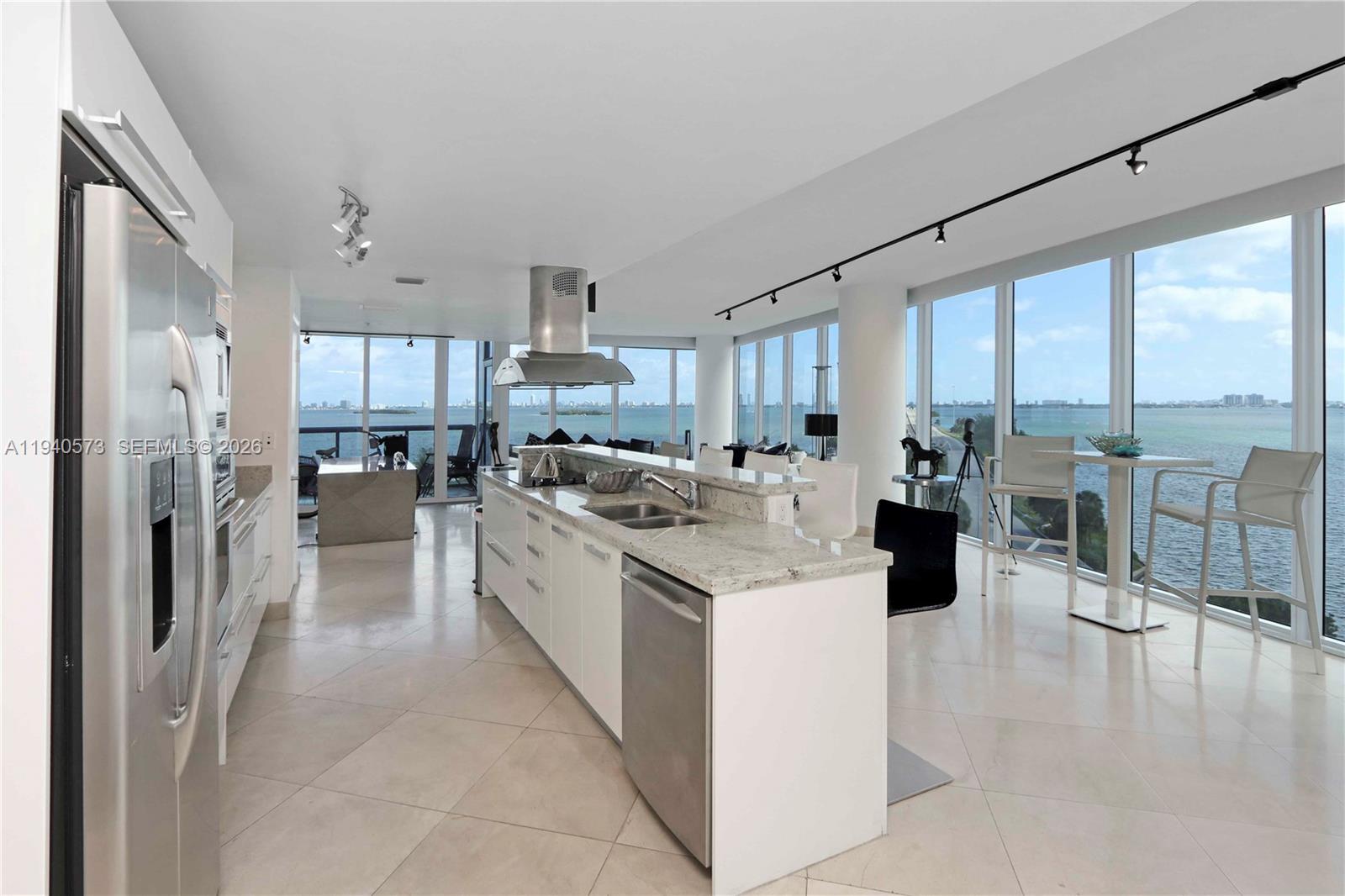 BLUE CONDO - Residential