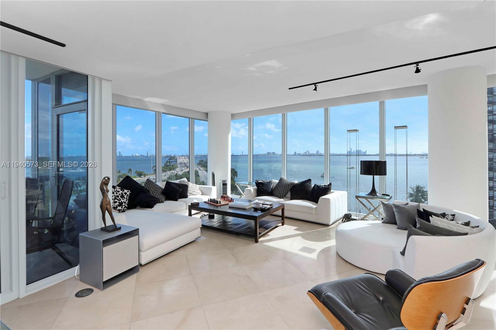 BLUE CONDO - Residential