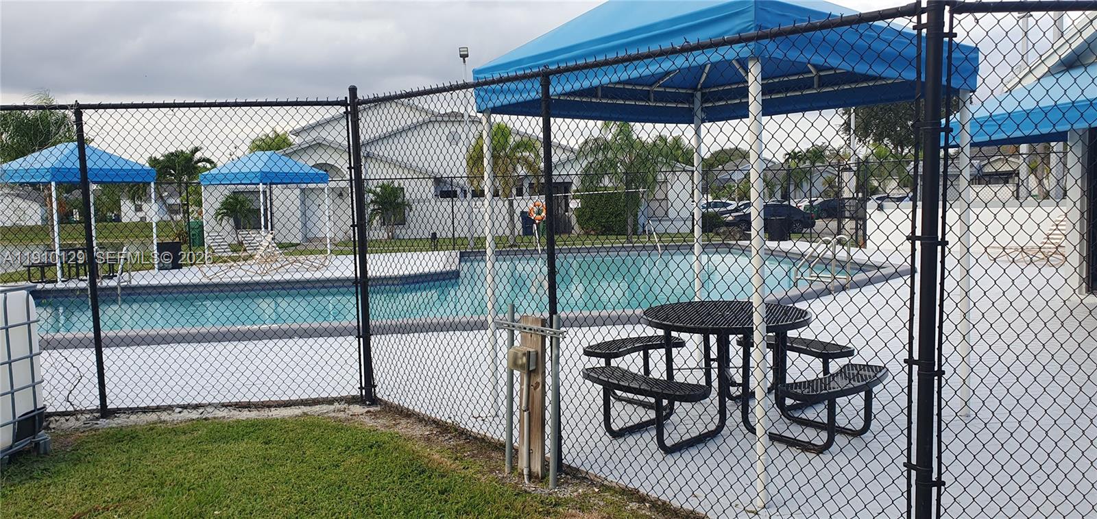 WESTWIND LAKES GARDEN HOM - Residential