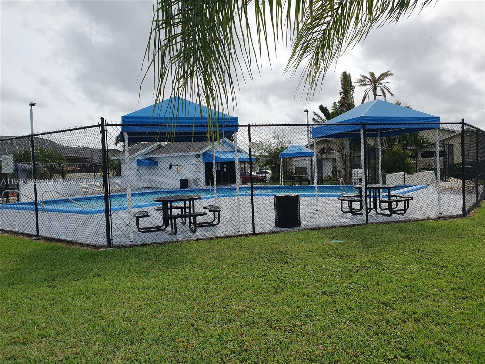 WESTWIND LAKES GARDEN HOM - Residential