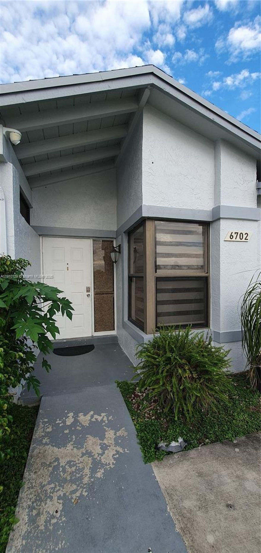 VERY IMPORTANT, FOR ANY ADDITIONAL INFORMATION ABOUT THIS TRANSACTION DO NOT HESITATE TO CALL THE LISTING AGENT - VILLA AT WESTWING LAKES GARDEN WITH A PRIVATE BACKYARD – QUIET NEIGHBORHOOD – WITH A COMMUNITY POOL - THIS IS A CORNER UNIT – TWO (2) ASSIGNED PARKING SPACES NEAR ENTRANCE OF THE VILLA – AREA WITH GOOD TRANSIT COMMUNICATION, SUNSET (72 ST) IN THE SOUTH AND MILLER (56 ST) IN THE NORTH -GREAT LOCATION NEAR SHOPPINGS, RESTAURANTS, AND WEST KENDALL BAPTIST HOSPITAL - IT IS TENANT OCCUPIED - EASY TO SHOW ONLY 24HR NOTICE APPOINTMENT – BEAUTIFUL LAKE VIEW AT FRONT OF THE VILLA - IT IS TENANT OCCUPIED - PLEASE TO SHOW IT 24 Hour Notice. THANK YOU.